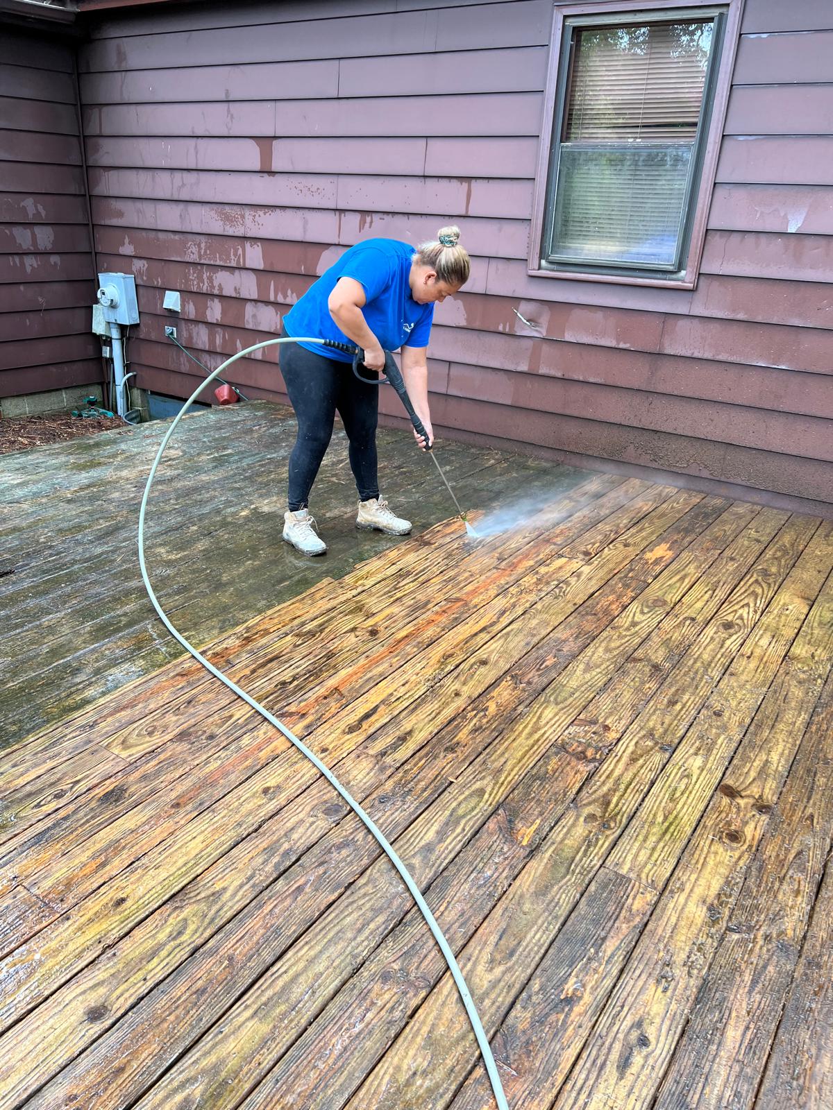 Deck pressure wash and varnish - Luis Construction
